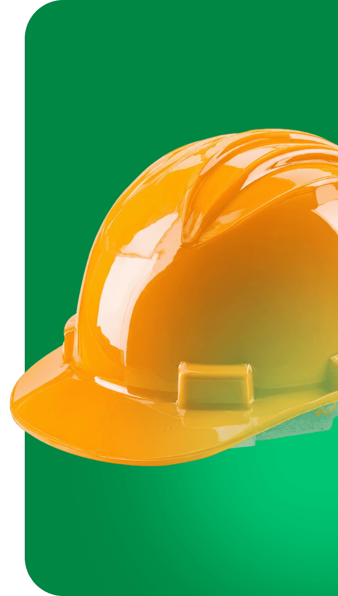 Capacete de segurança sobre painel verde