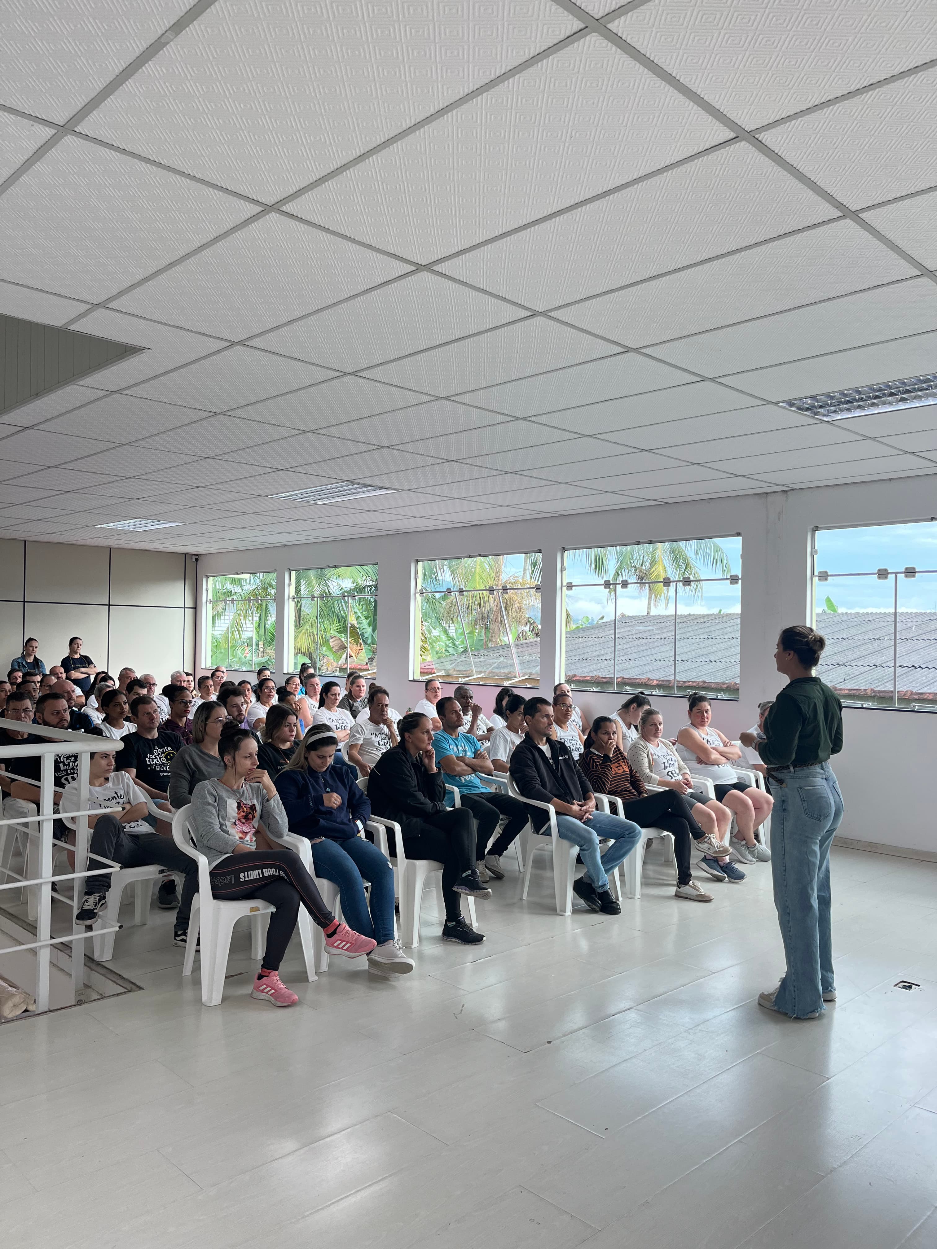 Patrícia ministrando um treinamento para um grande grupo de profissionais