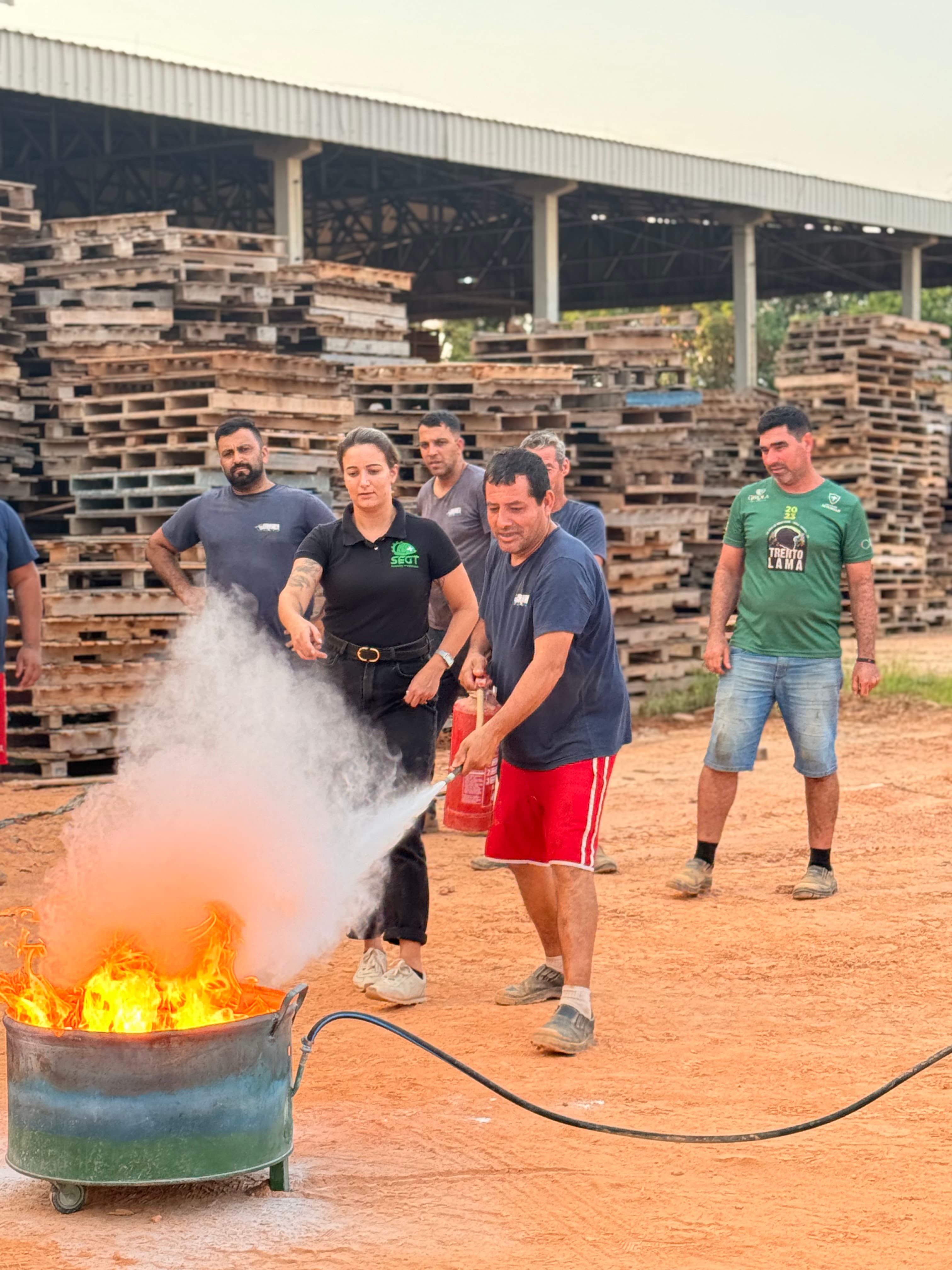 Atividade prática de combate a incêndio