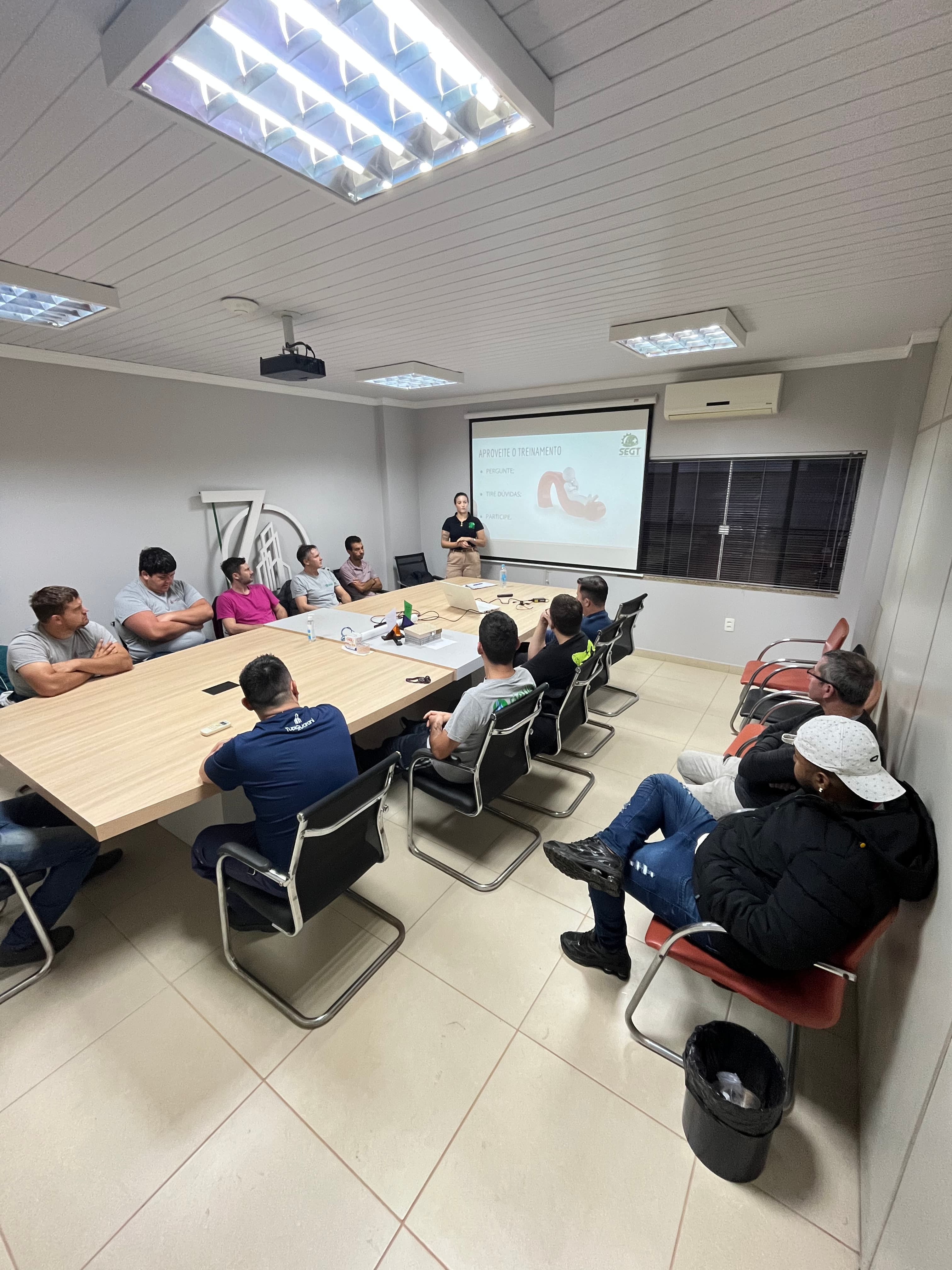 Treinamento técnico realizado em sala de reunião