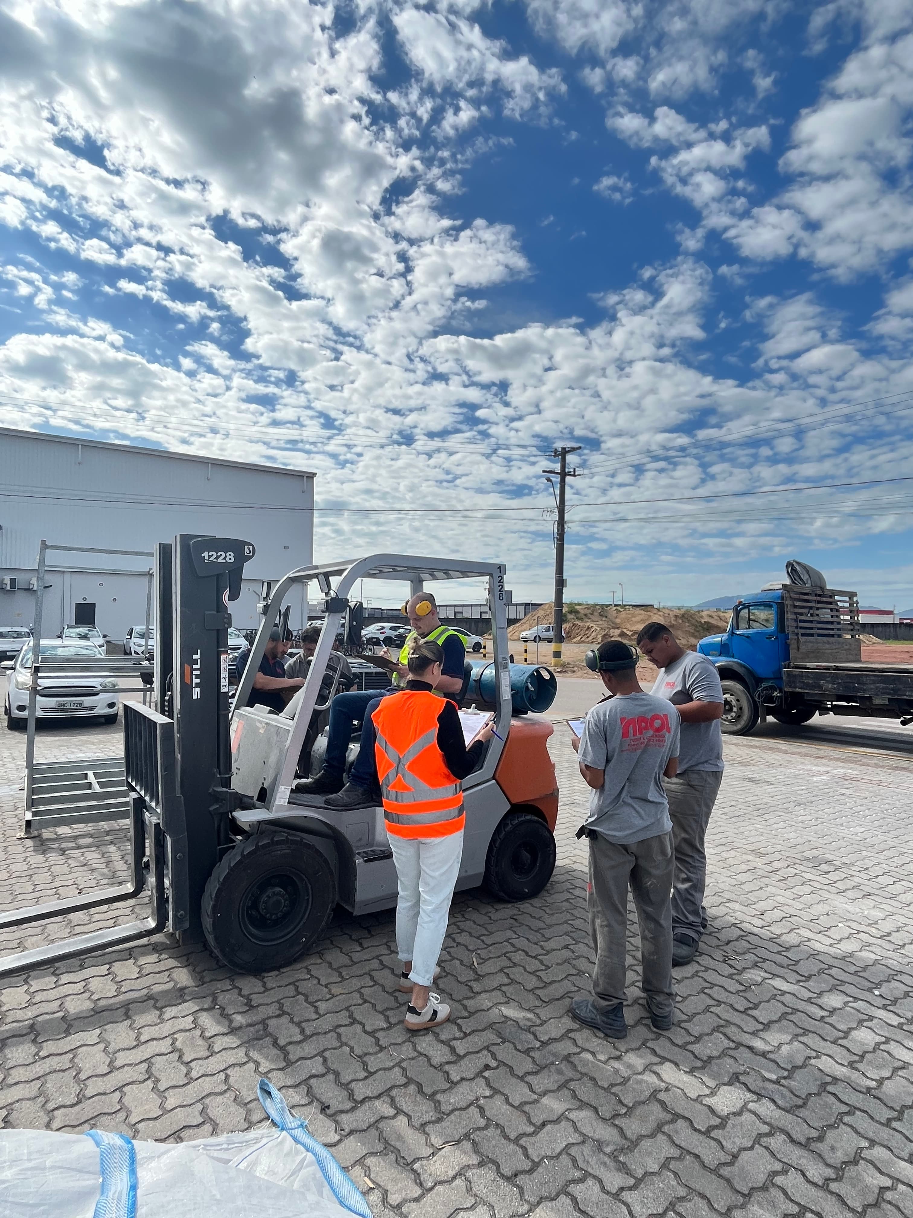 Treinamento prático com empilhadeira
