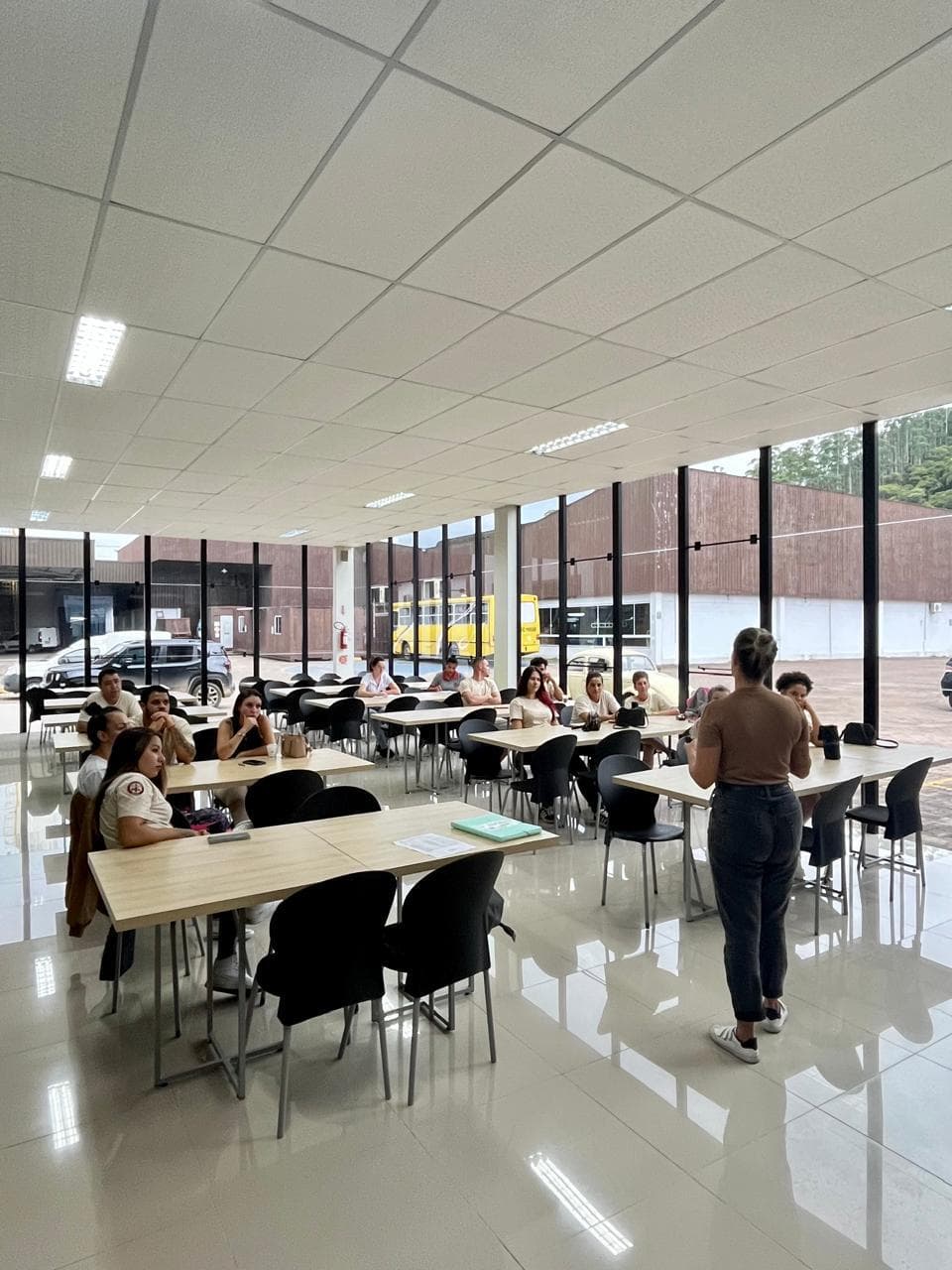 Profissional da SEGT ministrando treinamento para colaboradores de uma empresa